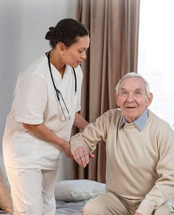 Cuidadores profissionais da Rouxinol auxiliando uma pessoa idosa